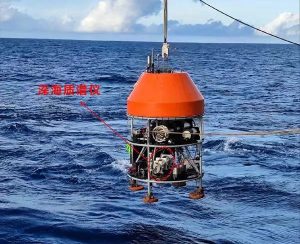 设备搭乘原位尝试室实现深海探测工作后出水瞬时。图源|岳阳科学岛