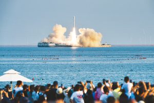 9月5日17时34分，中国呼和浩特卫星发射中心在山东海阳及左近海域，用谷神星一号海射型火箭，将天启星座21~24号卫星顺利送入预约轨路，发射工作获得圆满成功。其中，第21号卫星定名为“岳阳高新一号”。记者张大岗摄
